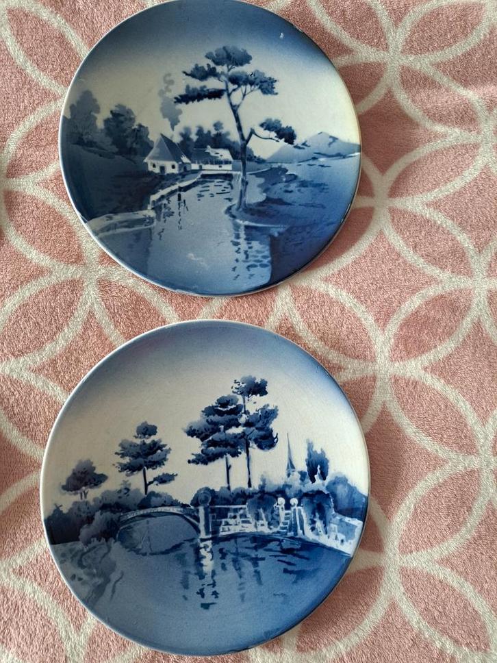 Twee decoratieve blauw-witte borden 24cm doorsnee, Antiek en Kunst, Antiek | Wandborden en Tegels, Ophalen