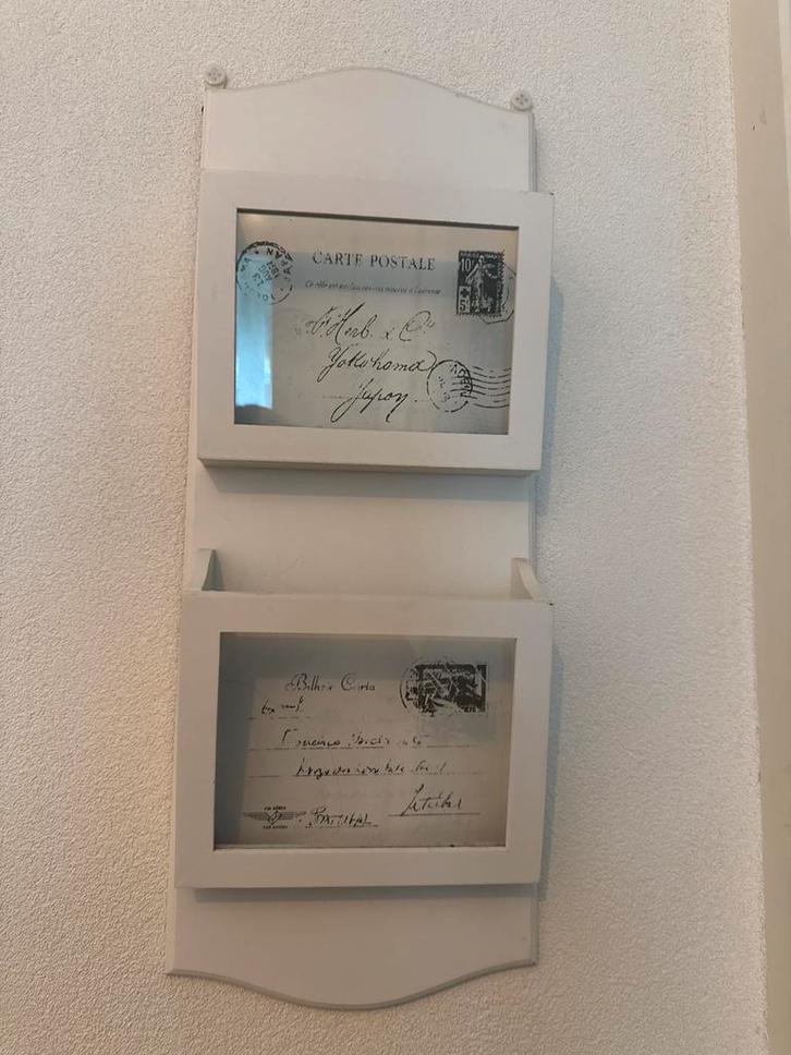 wanddecoratie met oude brieven / kaarten - wit houten rekje, Huis en Inrichting, Woonaccessoires | Overige, Zo goed als nieuw