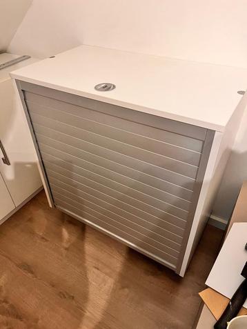 Kast met rolluik en cijferslot beschikbaar voor biedingen