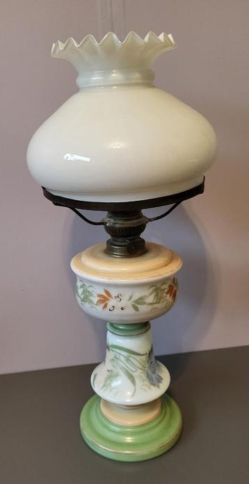 Antieke beschilderde olielamp van opalineglas beschikbaar voor biedingen