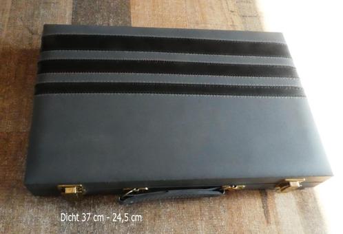 Backgammon luxe grijze Koffer ., Hobby en Vrije tijd, Gezelschapsspellen | Bordspellen, Zo goed als nieuw, Een of twee spelers