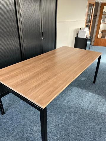 Bureau/tafel beschikbaar voor biedingen