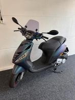 Te koop: Piaggio Zip snorscooter (4-takt) (snor), Fietsen en Brommers, Scooters | Piaggio, Ophalen of Verzenden, Zo goed als nieuw