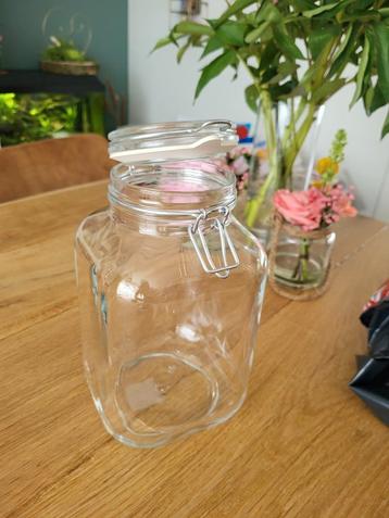 Twee glazen weckpotten beschikbaar voor biedingen
