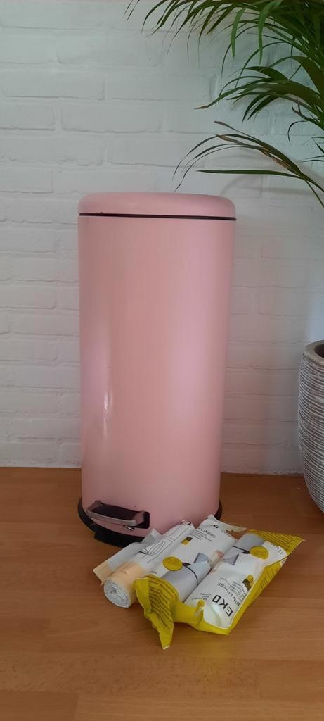 Grote, roze prullenbak met zakken 30 liter, Huis en Inrichting, Woonaccessoires | Prullenbakken, Gebruikt, Metaal, 50 tot 75 cm
