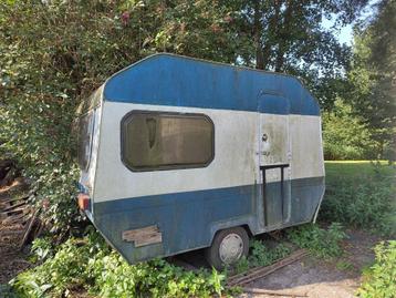 Oude caravan, oud ijzer beschikbaar voor biedingen