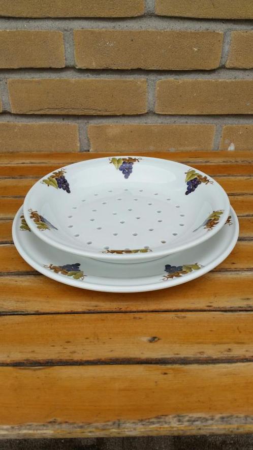 Vintage Apilco porseleinen fruittest met druivenmotief, Huis en Inrichting, Keuken | Servies, Zo goed als nieuw, Schaal of Schalen
