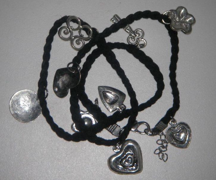 NIEUWE APARTE ARMBAND met 9 hangertjes, Sieraden, Tassen en Uiterlijk, Armbanden, Nieuw, Zwart, Met bedels of kralen, Met strass