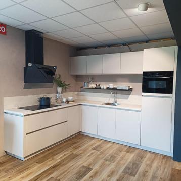 Showroomkeuken Zandgrijs met lux novy self wandschap beschikbaar voor biedingen