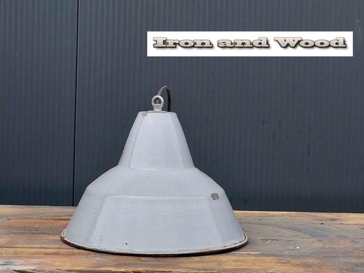 Oude grijze hanglamp  afm D30 H25 van vintage emaille, Huis en Inrichting, Lampen | Hanglampen, Gebruikt, Minder dan 50 cm, Metaal