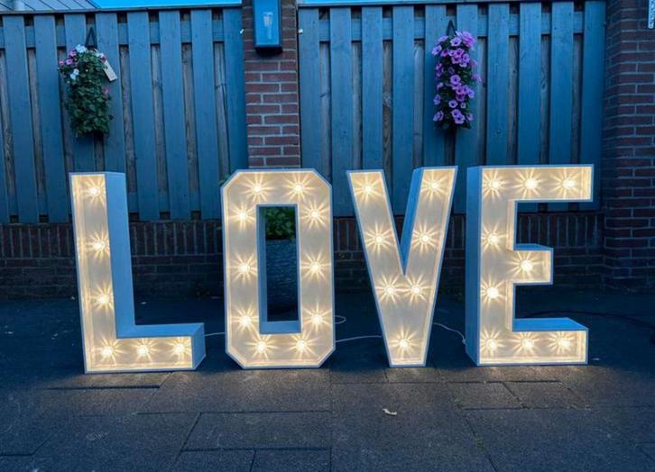 Verlichte LOVE letters te huur, Hobby en Vrije tijd, Feestartikelen | Verhuur, Zo goed als nieuw, Geboorte of Huwelijk, Ophalen of Verzenden