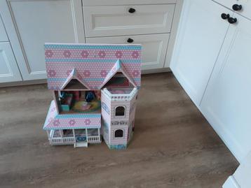 Poppenhuis met meubeltjes en poppetjes. beschikbaar voor biedingen