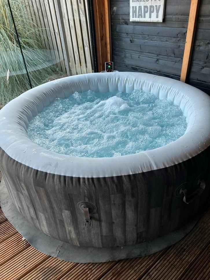 Opblaasbare Jacuzzi - Ontspan in Luxe!, Tuin en Terras, Bubbelbaden en Hottubs, Gebruikt, Opblaasbaar, Afdekzeil, Ophalen of Verzenden