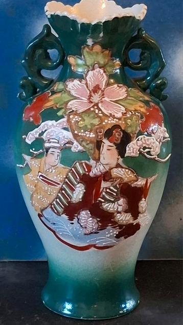 Vaas. Japanse Meiji satsuma.  24 cm. Gesigneerd.  beschikbaar voor biedingen