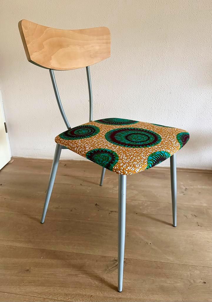 3 opgeknapte vintage stoelen African print, setprijs, Huis en Inrichting, Stoelen, Zo goed als nieuw, Drie, Hout, Metaal, Stof