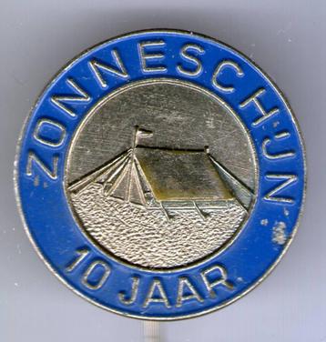 Camping Zonneschijn 10 jaar zilverkleurig speldje ( P_022 ) beschikbaar voor biedingen