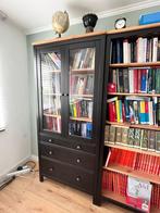 Hemnes vitrinekast met 3 lades, Huis en Inrichting, Kasten | Boekenkasten, Ophalen, 50 tot 100 cm, Zo goed als nieuw, 150 tot 200 cm
