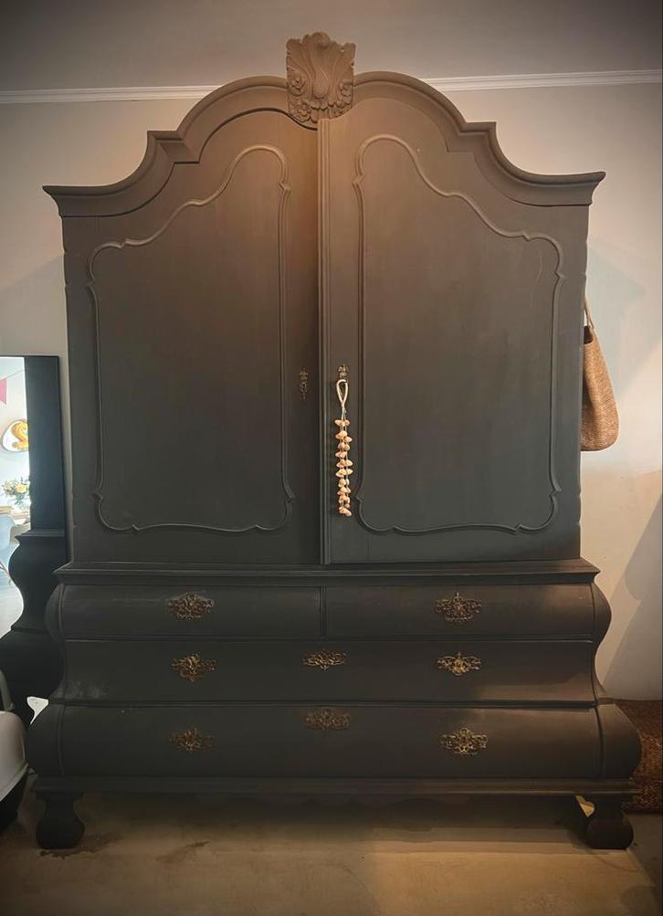 Antieke kast met sierlijke details 2.47 hg-1.90 br- 0.50diep, Antiek en Kunst, Antiek | Meubels | Kasten, Ophalen