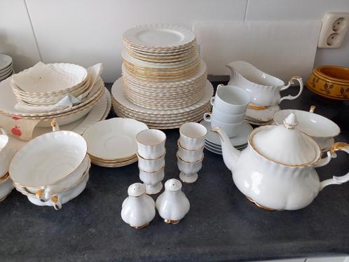 Royal Albert Val d'or bone China servies., Antiek en Kunst, Antiek | Servies compleet, Ophalen