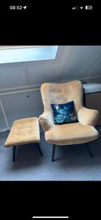 Okergele fauteuil met bijpassende hocker, Huis en Inrichting, Fauteuils, Minder dan 75 cm, Ophalen of Verzenden, Zo goed als nieuw