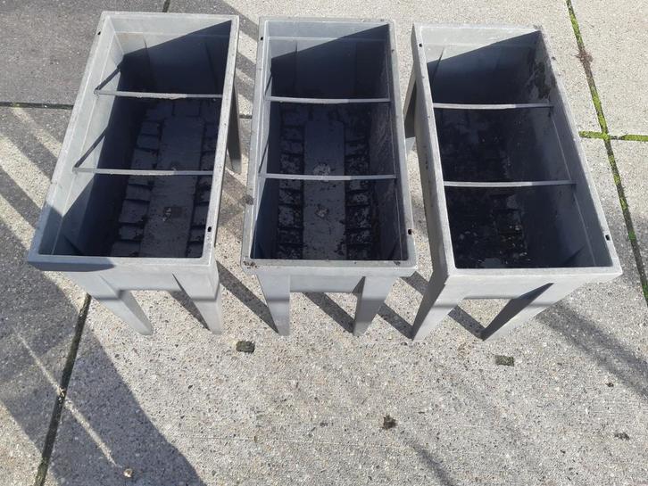 3 STAANDE KUNSTSTOF BLOEMBAKKEN 19.95, Tuin en Terras, Bloembakken en Plantenbakken, Zo goed als nieuw, Kunststof, Rond, Ophalen of Verzenden