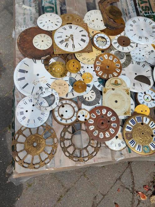 Bak diverse antieke wijzerplaten en onderdelen voor klokken, Antiek en Kunst, Antiek | Klokken, Ophalen