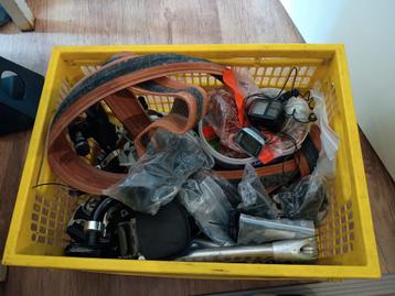 Krat met fietsonderdelen  beschikbaar voor biedingen