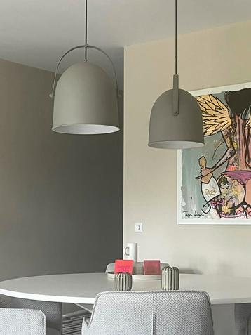 Gave grijze hanglampen beschikbaar voor biedingen