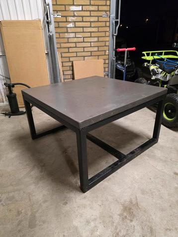 Industriële Salontafel 80x80cm beschikbaar voor biedingen