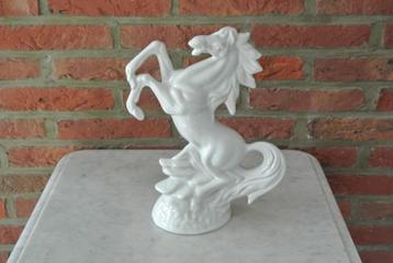  Vintage Beeld van Steigerende Witte Schimmel beschikbaar voor biedingen