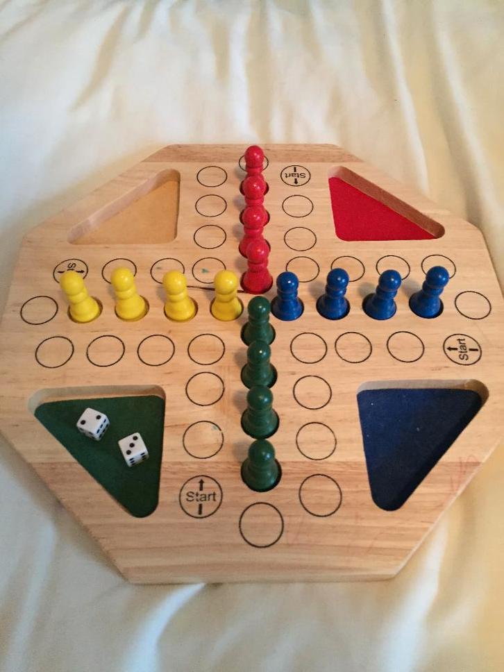 Mens erger je niet Spel Hout, Hobby en Vrije tijd, Gezelschapsspellen | Bordspellen, Een of twee spelers, Drie of vier spelers