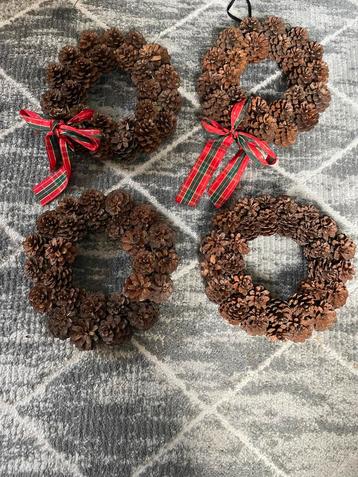 Krans met dennenappels - Kerstdecoratie beschikbaar voor biedingen