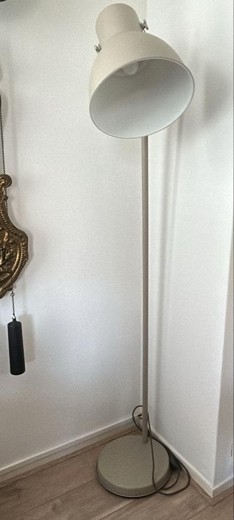 IKEA Hektar Staande Lamp - Beige, Huis en Inrichting, Lampen | Vloerlampen, Zo goed als nieuw, 150 tot 200 cm, Metaal, Ophalen