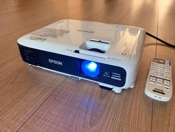 WUXGA Beamer | Epson EB-U04 | 2 x HDMI | Veel lampuren over! beschikbaar voor biedingen