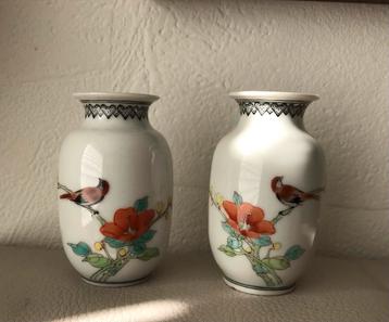 Twee Chinese Miniatuur Vaasjes beschikbaar voor biedingen