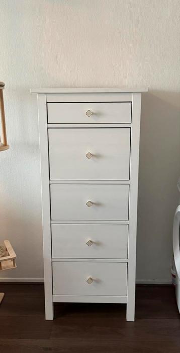 Stijlvolle IKEA HEMNES ladekast – smal & hoog model beschikbaar voor biedingen