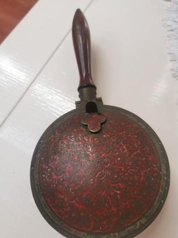 Antieke messing beddenpan met rood bloemmotief beschikbaar voor biedingen