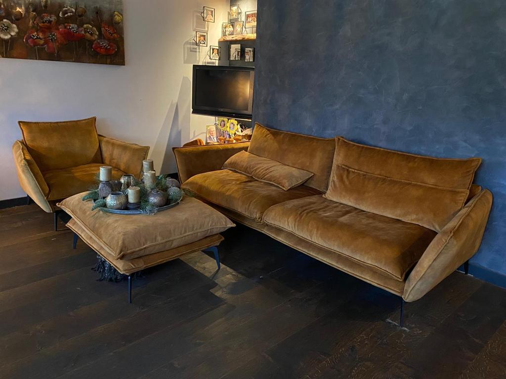 Een goud/cognac kleurige 2 1/2 zit, stoel en hocker, Ophalen, Zo goed als nieuw, Stof, Modern