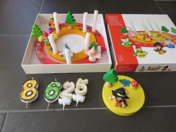 Verjaardagskrans met speelfiguren en kaarsen. Mooie set  beschikbaar voor biedingen