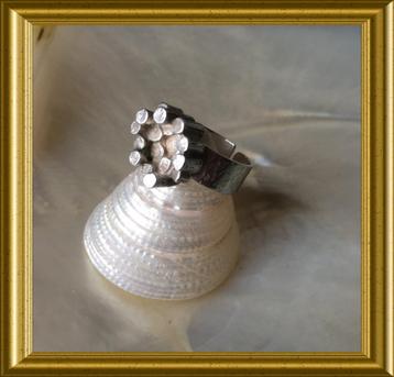 Vintage zilveren ring met staafjes beschikbaar voor biedingen