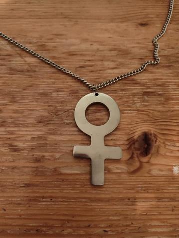 VINTAGE VROUWENTEKEN-HANGER & KETTING beschikbaar voor biedingen