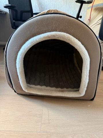 Dog Cave inclusief hondenkussen beschikbaar voor biedingen