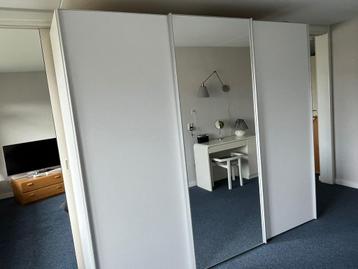 Ruime Kledingkast met Schuifdeuren beschikbaar voor biedingen