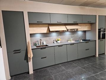 Luxe keuken met anti-finger print  beschikbaar voor biedingen