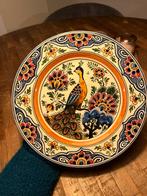 Handgeschilderd Wandbord met Pauw, Antiek en Kunst, Antiek | Wandborden en Tegels, Ophalen of Verzenden