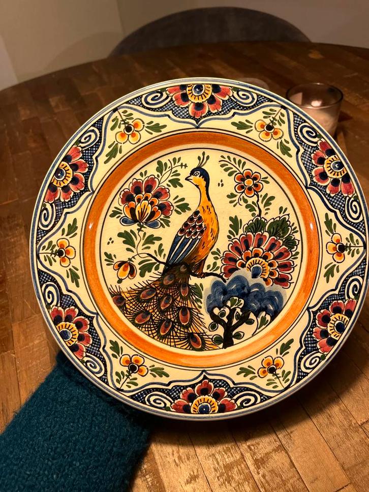 Handgeschilderd Wandbord met Pauw, Antiek en Kunst, Antiek | Wandborden en Tegels, Ophalen of Verzenden