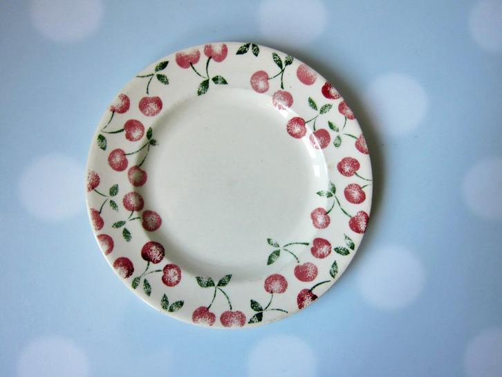 Vintage bord EIT England, kersen-motief, doorsnee 22,5 cm, Huis en Inrichting, Keuken | Servies, Gebruikt, Bord(en), Overige stijlen