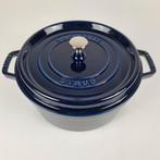 Staub cocotte rond 26 cm Blauw, Huis en Inrichting, Keuken | Potten en Pannen, Ophalen, Gietijzer, Nieuw, Keramische plaat