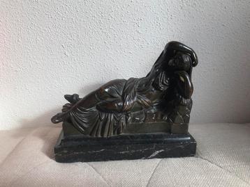 Bronzen beeld van liggende vrouw beschikbaar voor biedingen