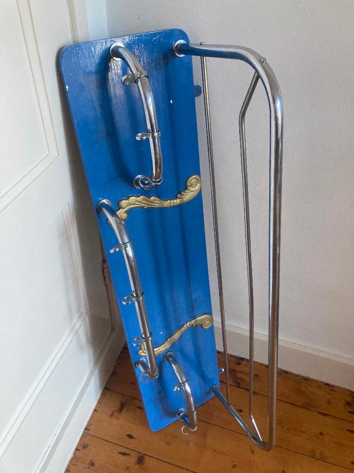 Gispen -achtig rek kapstok op blauw bord met veel haakjes, Huis en Inrichting, Woonaccessoires | Kapstokken, Gebruikt, Wandkapstok